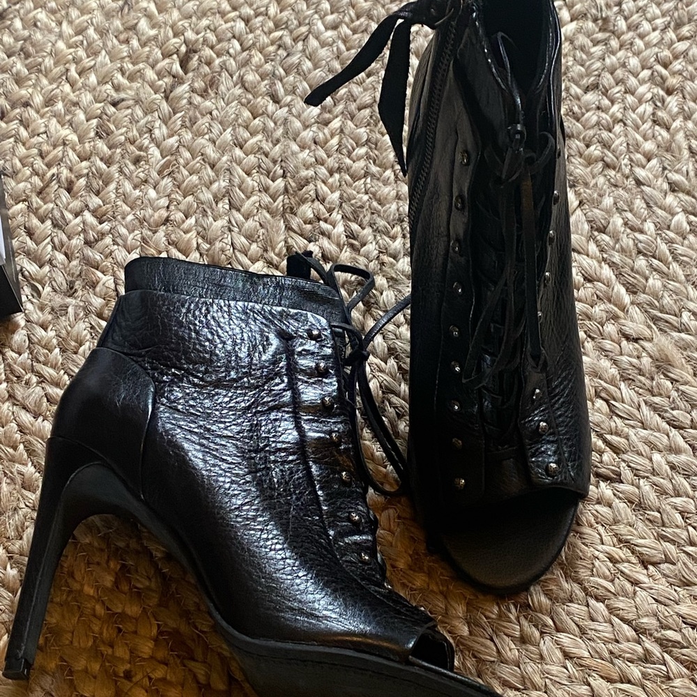 Dolce Vita Women's Hampton leather Lace-up ankle bootie peep toe Pump- Size 10